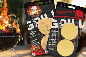 Abgepackter Grillkäse der Käserei Studer mit loderndem Feuer in einer Feuerschale im Hintergrund.