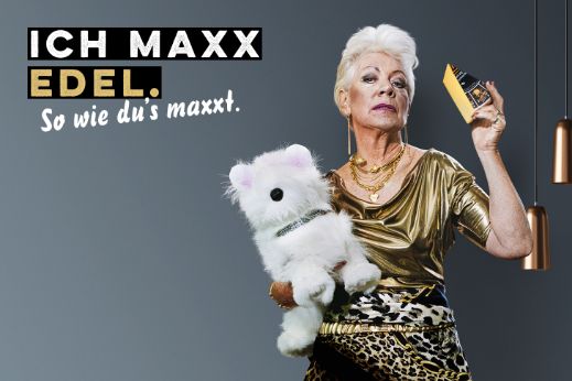 Werbesujet für den Käse «Der edle Maxx 365». Ältere Dame mit Hund und einem Käsestück in der Hand.