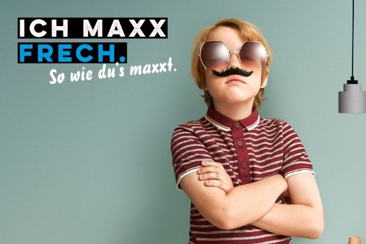 Werbesujet für «Der scharfe Maxx». Bub mit grosser Sonnenbrille und aufgeklebtem Schnurrbart.