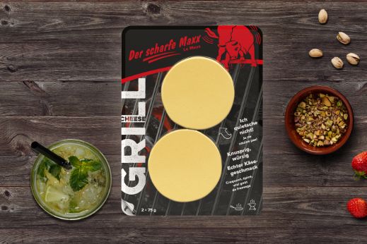 Der scharfe Maxx Grillkäse in der Packung, Food-Fotografie