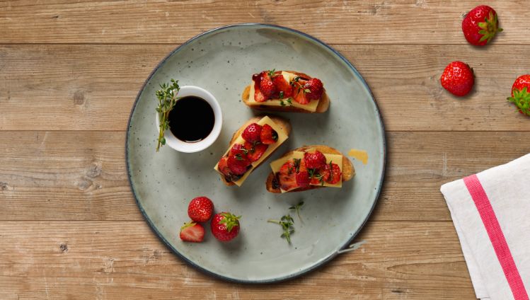 Käsegericht für feinen Genuss, Bruschetta mit Käse und Erdbeeren