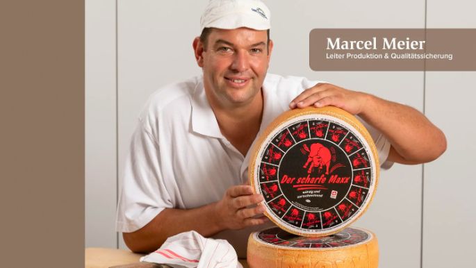 Marcel Meier (Leiter Produktion &amp; Qualitätssicherung der Käserei Studer) präsentiert den Käse «Der scharfe Maxx».
