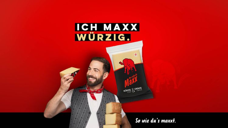 Der scharfe Maxx Markenbotschafter mit Käse in der Hand