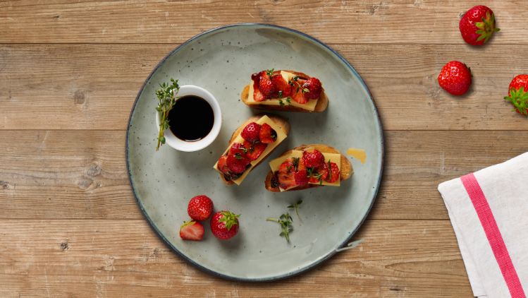 Käsegericht für feinen Genuss, Bruschetta mit Käse und Erdbeeren