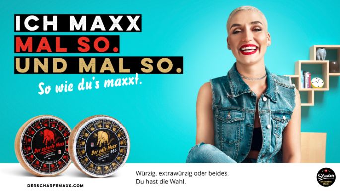 Werbesujet für «Der scharfe Maxx». Frau mit kurzen, blonden Haaren und ärmelloser Jeans-Jacke.
