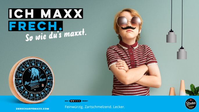 Werbesujet für «Der scharfe Maxx». Bub mit grosser Sonnenbrille und aufgeklebtem Schnurrbart.