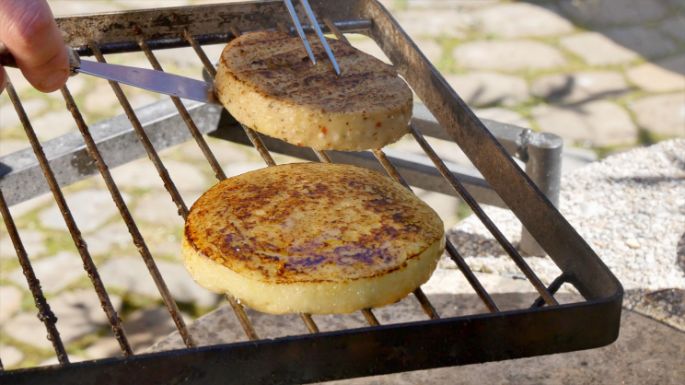 Grillkäse der Käserei Studer wird auf einem Rost gegrillt.