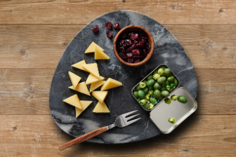 Snack für Käseplatte, Käse mit Wasabi und Cranberry 