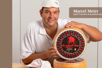 Marcel Meier (Leiter Produktion & Qualitätssicherung der Käserei Studer) präsentiert den Käse «Der scharfe Maxx».